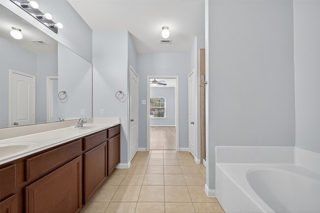 Building Photo - 5119 Harbor Palm Dr