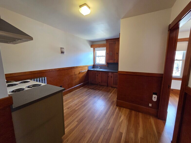 Building Photo - 12 Maple St