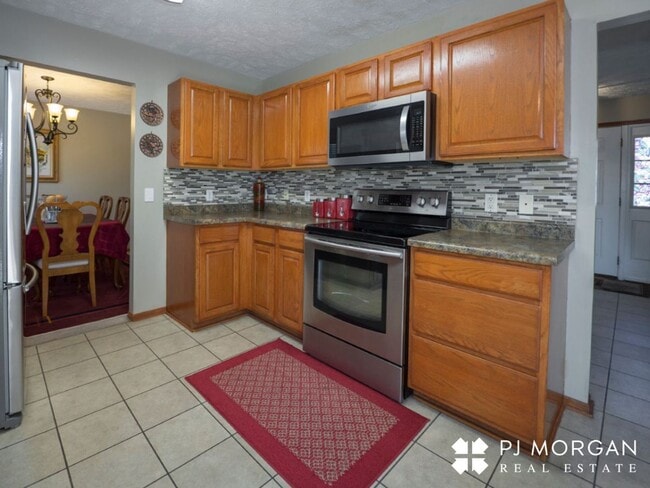 Building Photo - 4 bedroom, 3 bathroom - Available 10/14