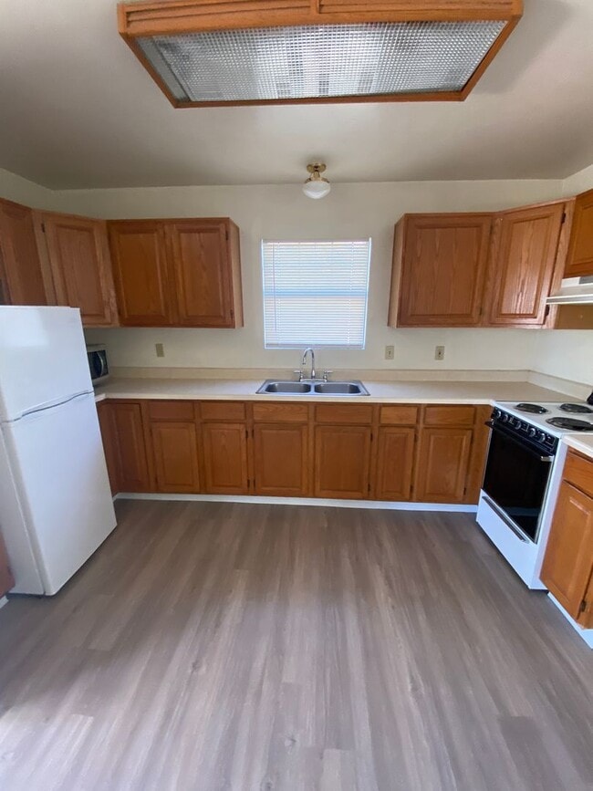 Building Photo - Linden1416