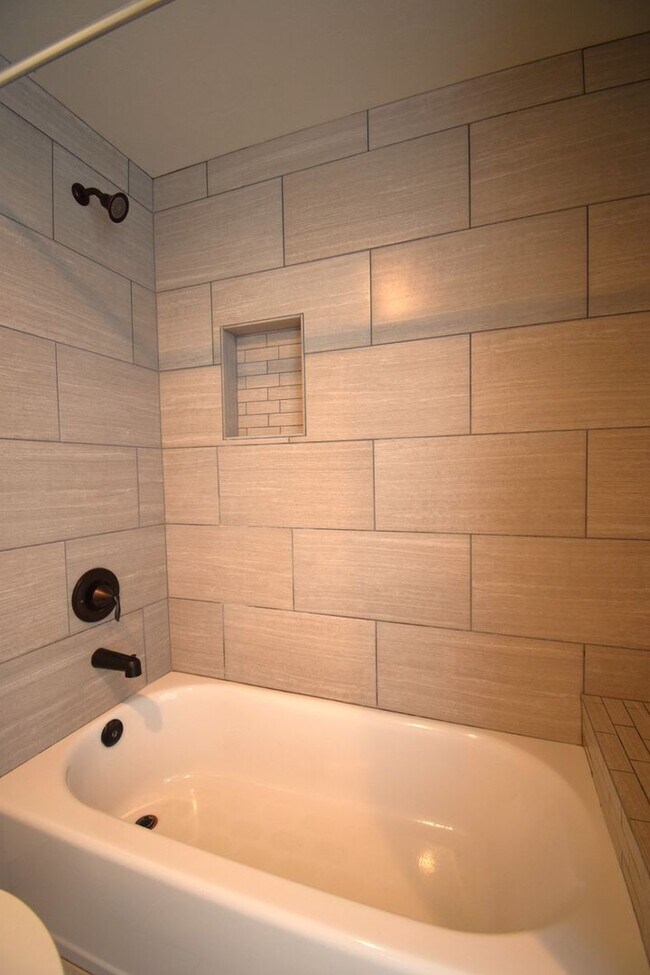 Building Photo - Beautiful 6 Bedroom Home in Riverton!