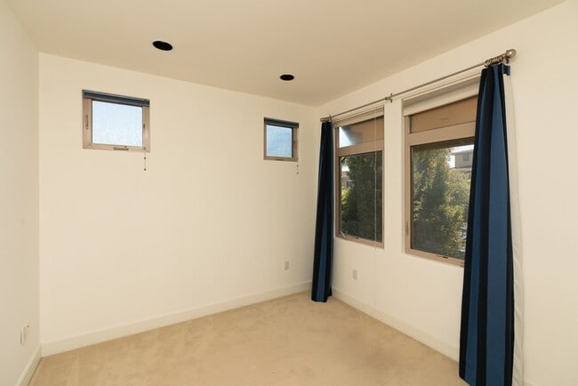 Building Photo - 3 Bedroom Townhome in Crown Point – Pacific Beach