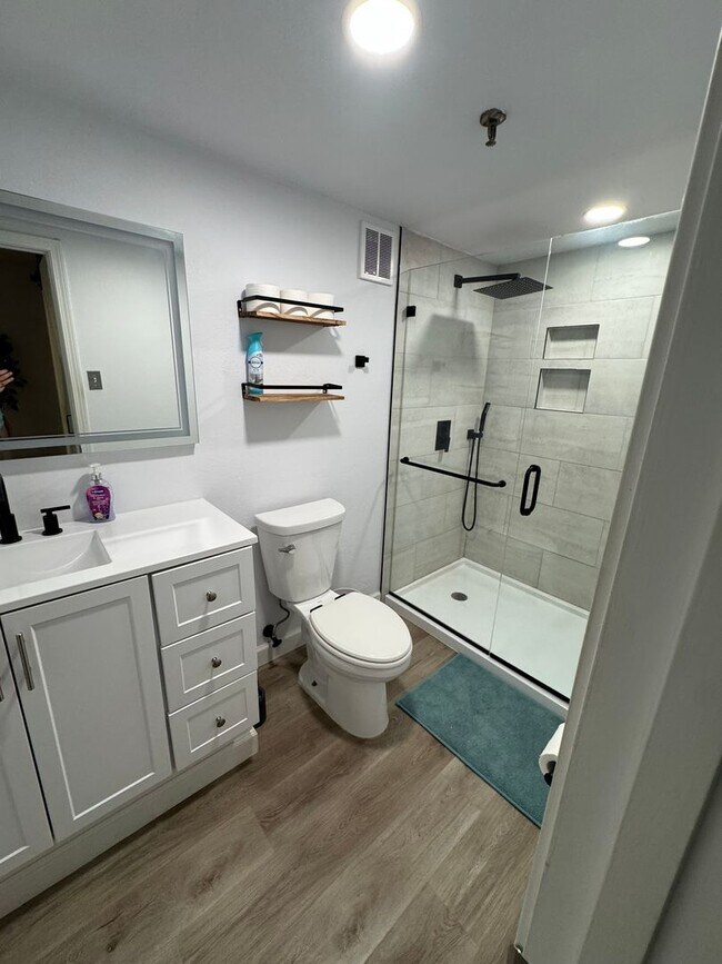 Building Photo - 2 Bed/1 Bath FULLY Furnished Condo at City Heights!