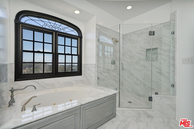 Building Photo - 1036 El Medio Ave