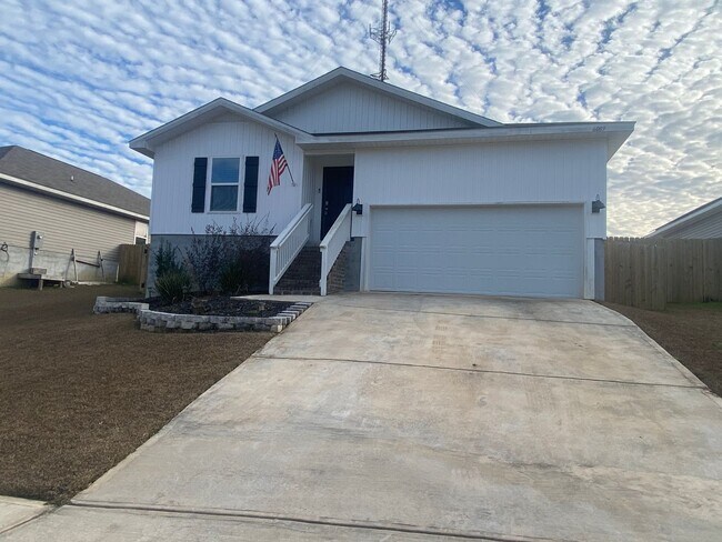 Building Photo - Efficient 4BR Living with Fenced Yard & Convenient Access