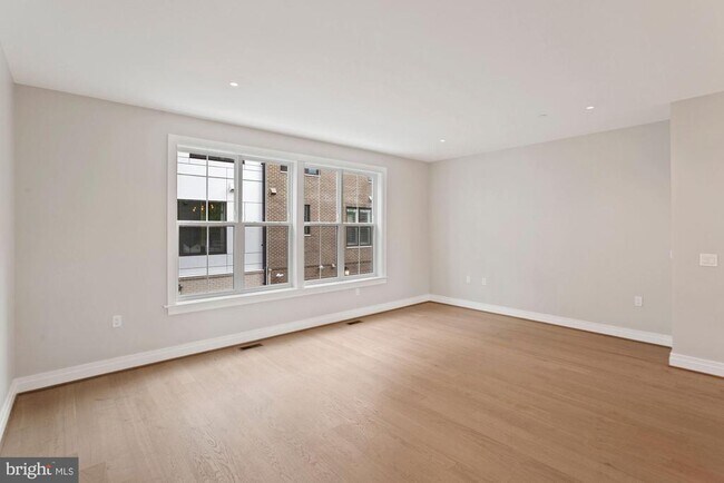 Building Photo - 203 Montgomery St