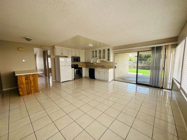 Building Photo - Spacious 3 Bedroom 2 Bath in Mira Mesa! Bi...