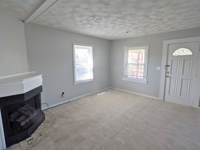 Building Photo - Spacious 3 bedroom 1.5 Bath home in Indianapolis!