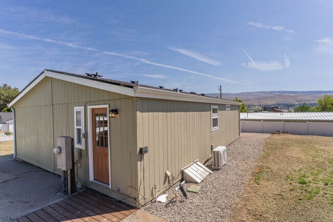 Building Photo - 3 Bedroom, 2 Bathroom Home