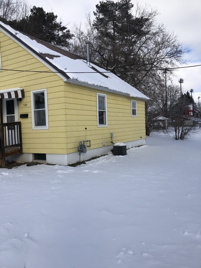 Building Photo - 539 Elm St