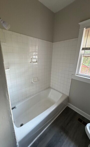 Building Photo - 1738 Damon St