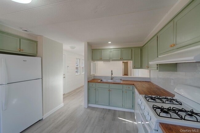 Building Photo - 193 Decker Rd