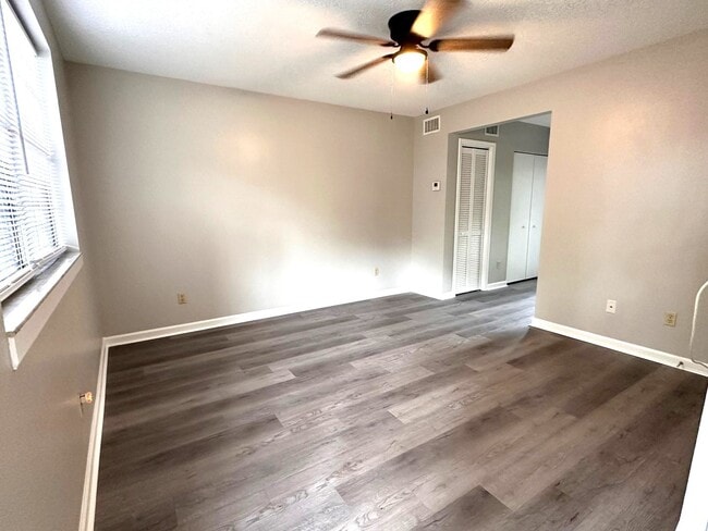 Building Photo - Island Townhouse-Close to Shopping and Beach!