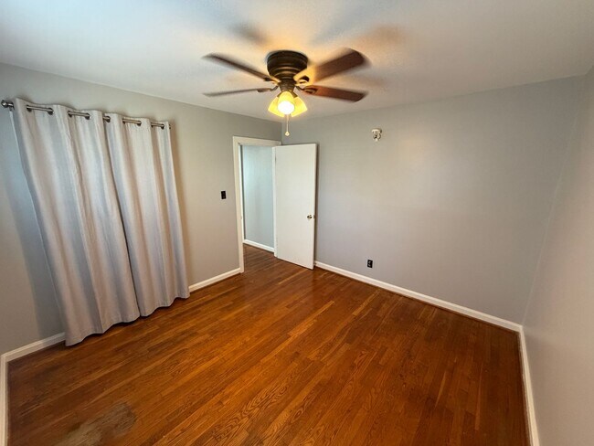 Building Photo - LIve in beautiful downtown Franklin!