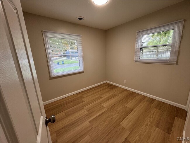 Building Photo - 304 Birchwood Blvd