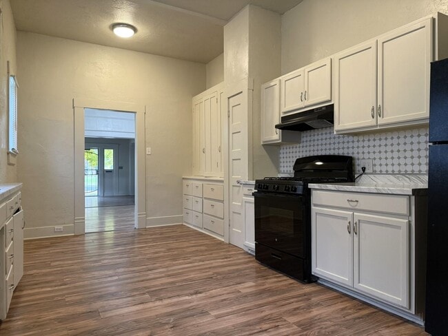 Building Photo - Endearing 2/1 Available Now!!!