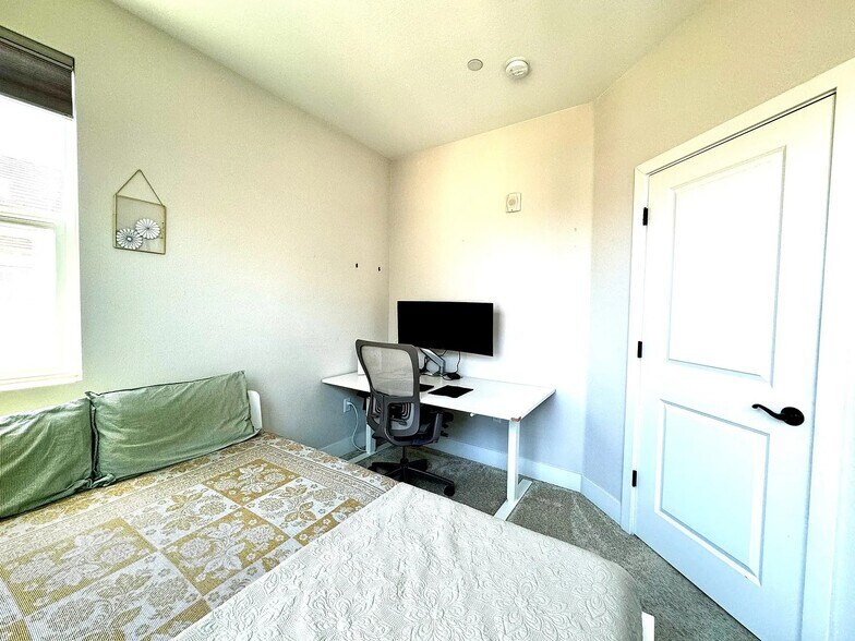 Building Photo - 1438 Cherry Cir