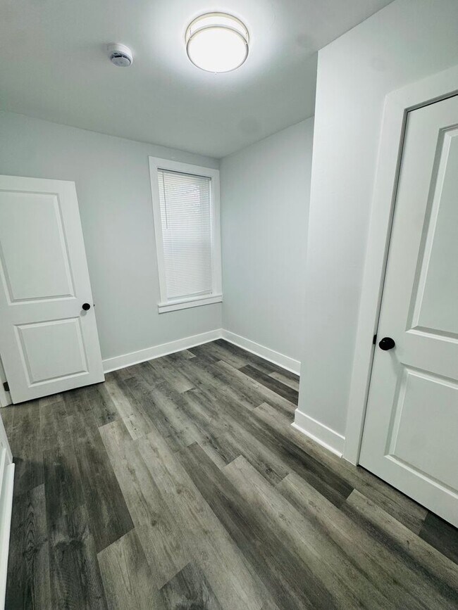 Building Photo - Remodeled 3bd/1 House with Rear yard!! SEC...