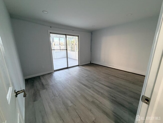 Building Photo - 2460 Woodbridge Ave