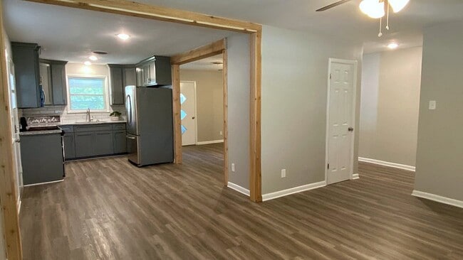 Building Photo - 403 Parkwood Dr