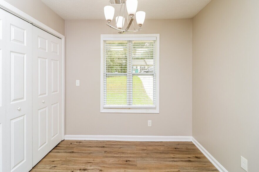 Building Photo - 353 Knollwood Ln