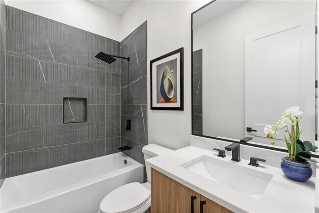 Building Photo - 582 Hope St SW