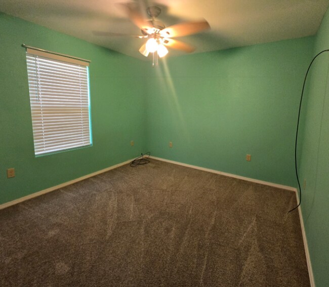 Building Photo - Centrally located!