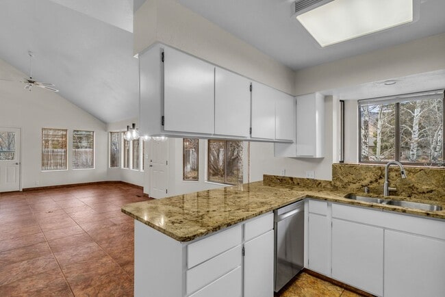 Building Photo - Prime Park Meadows Home