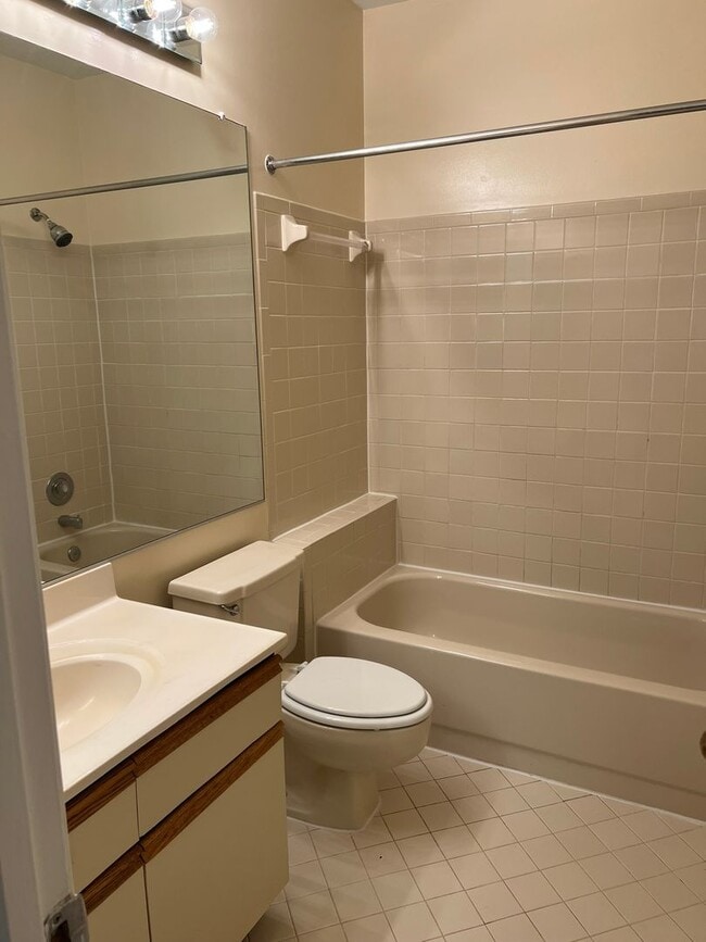 Building Photo - Commuter's Dream with Easy Living