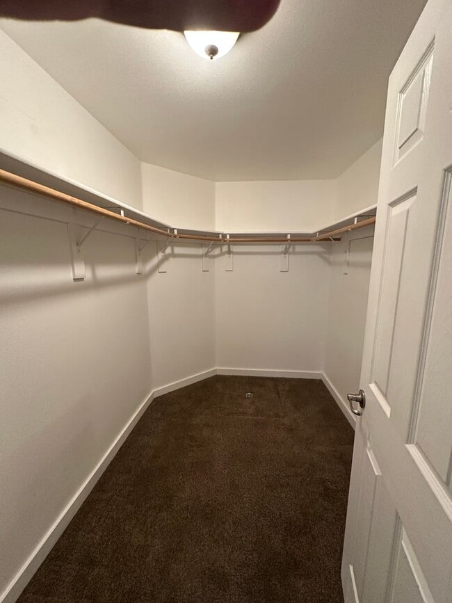 Building Photo - Very Nice 3 Bed 2 Bath Home With Vinyl Pla...