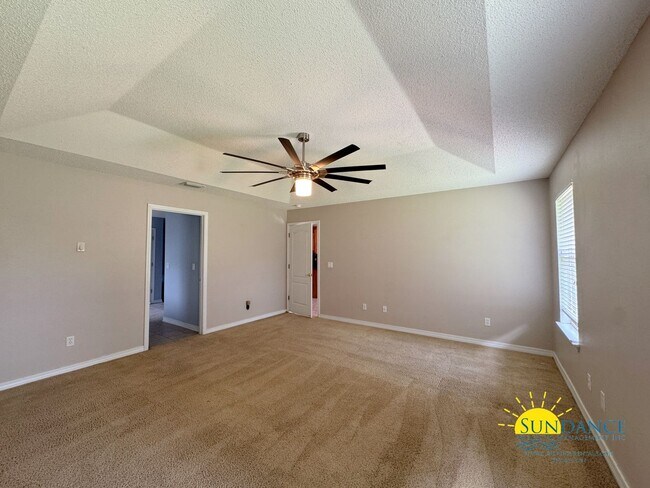 Building Photo - Stunning 4-Bedroom Home in Desirable Holle...