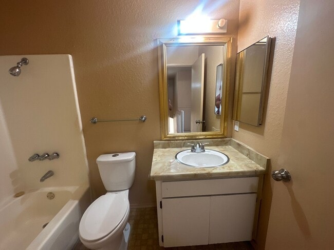 Building Photo - 560 Clover Dr