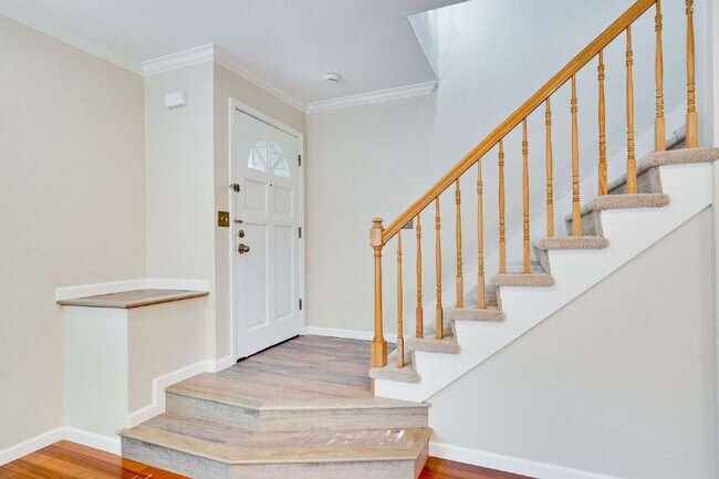 Building Photo - Large, Bright Sunnyvale Townhome near Border of Mountain View