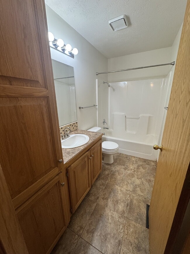 Building Photo - "Spacious 4-Bedroom Sanctuary with 3 Full Baths on Country View Drive, Derby - 3189 Sq Ft of Comf...