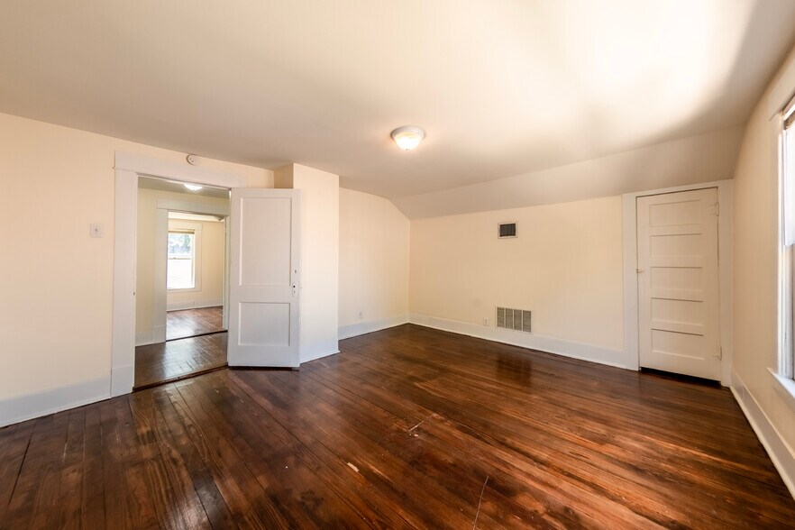 Building Photo - 5336 Junius St