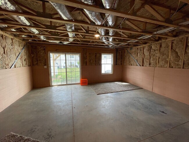 Building Photo - Spacious Luxury Townhome! Outstanding Location!