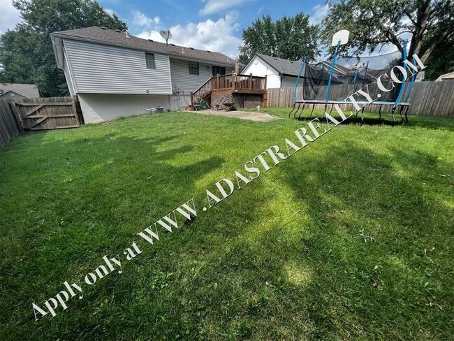 Building Photo - Beautiful 3 Bed/2 Bath Split-Level in Lee'...