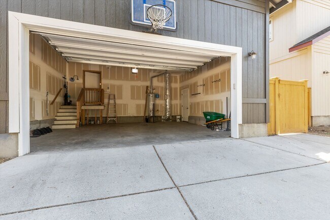 Building Photo - Charming, Furnished 3 bedroom Home w/ Garage