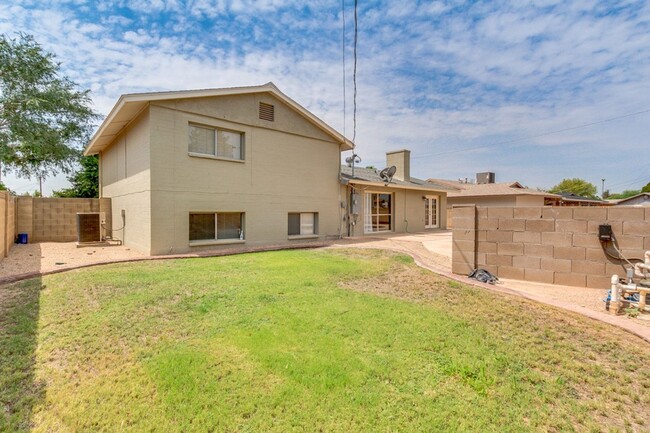 Building Photo - 5 BEDROOM TEMPE HOME WITH GREAT BACKYARD A...