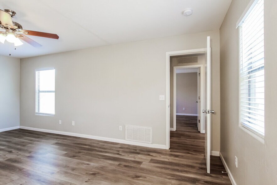 Building Photo - 10916 W Elm St