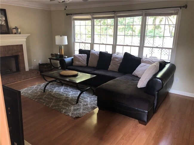 Building Photo - 490 Sherman Oaks Way