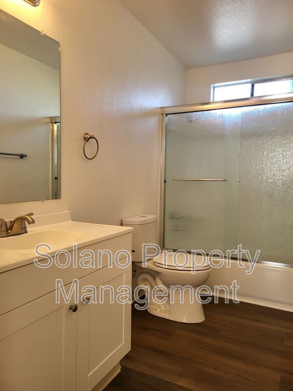 Building Photo - 1910 Grande Cir