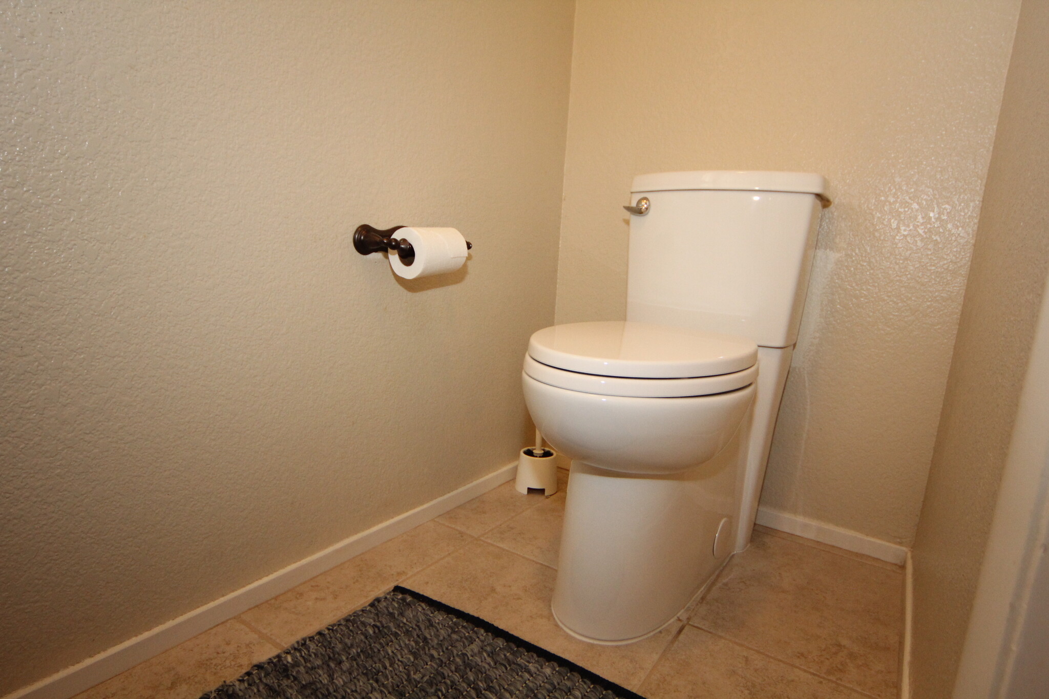 Hight Toilets, Oval soft close seat - 7444 Forestdale Ct