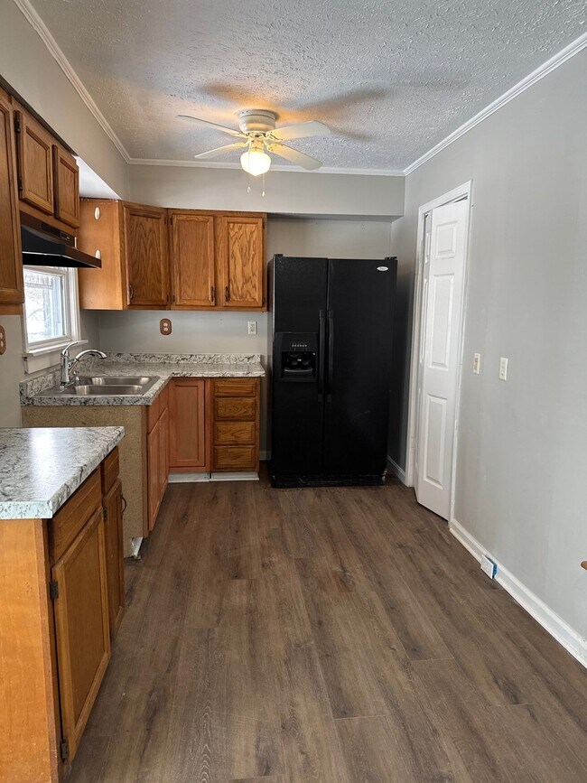 Building Photo - 338 N Skyline Dr
