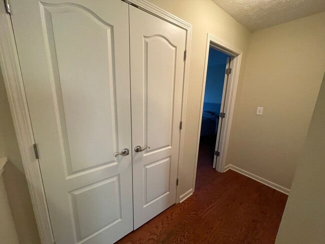 Building Photo - 4 bedrm, 3 bath, garage, pool, tennis cour...