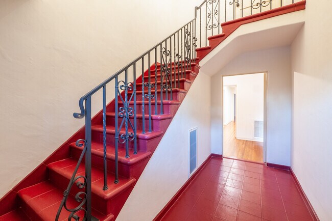 Building Photo - 1066  S Genesee-