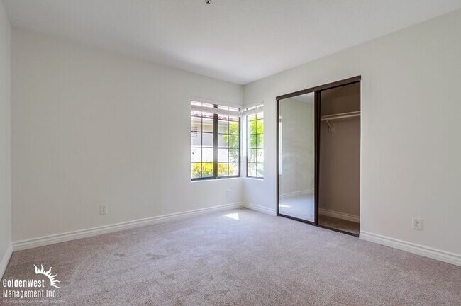 Building Photo - Elegant & Bright 2Bdm 2Ba + Den Home in Vi...