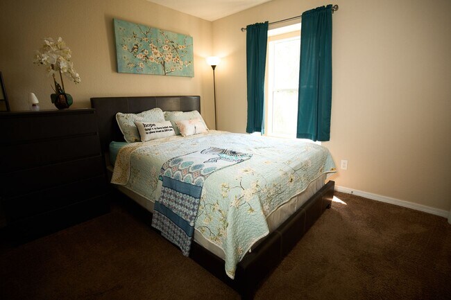 Building Photo - Turnkey Furnished Townhome