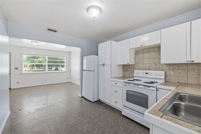 Building Photo - 6802 Larmon St