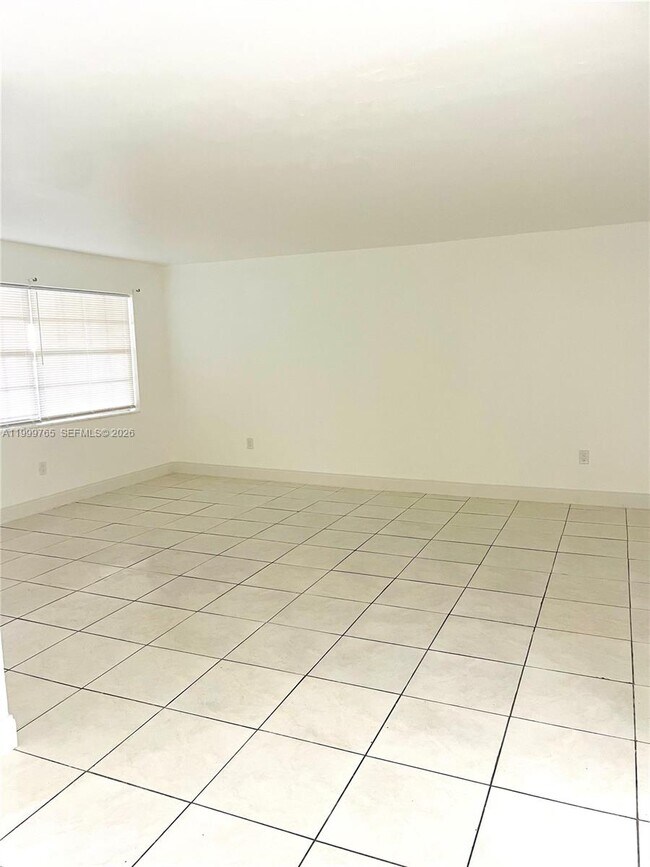 Building Photo - 11840 NE 19th Dr